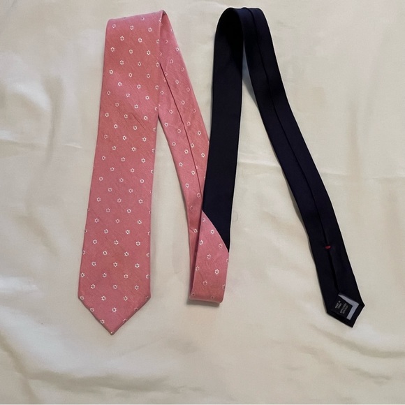 Tommy Hilfiger Men’s Tie. Pink with white & Blue Flowers. Silk & Linen - Picture 7 of 7